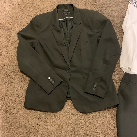 Women’s 3 piece pant suit - Picture 5 of 11